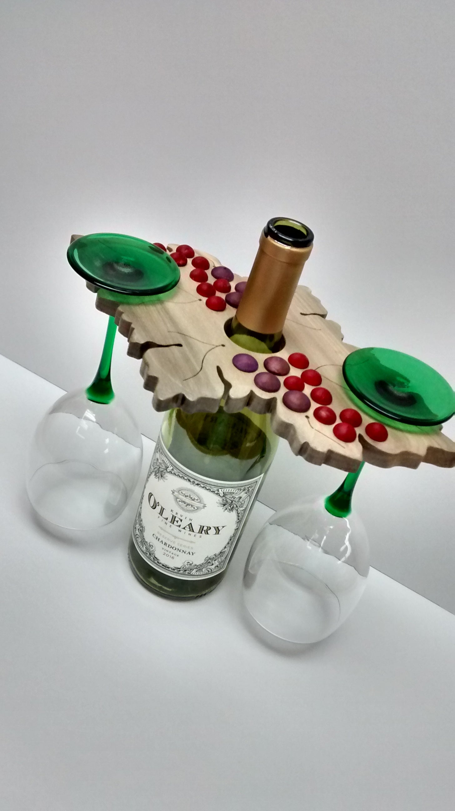 DIY reclaimed wood wine bottle and glass caddy - DIY projects for